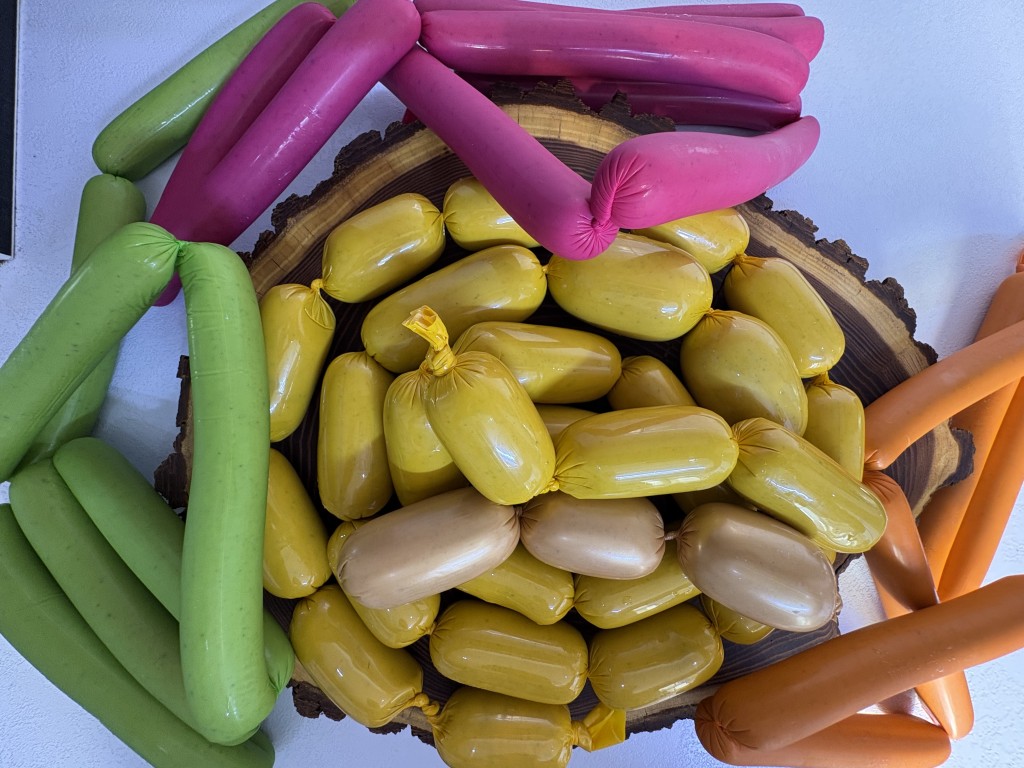 سوسیس آلمانی خانگی بدون نگهدارنده باگوشت گرم وتازه - تصویر 1