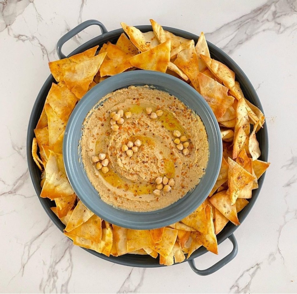 سینی حمص با نان مخصوص