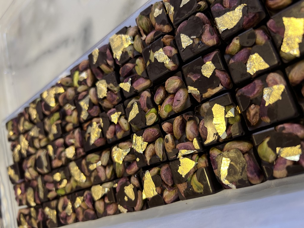 شکلات نیم کیلویی تلخ مغز پسته و ورق طلا 