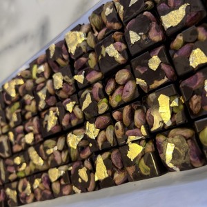 شکلات نیم کیلویی تلخ مغز پسته و ورق طلا 