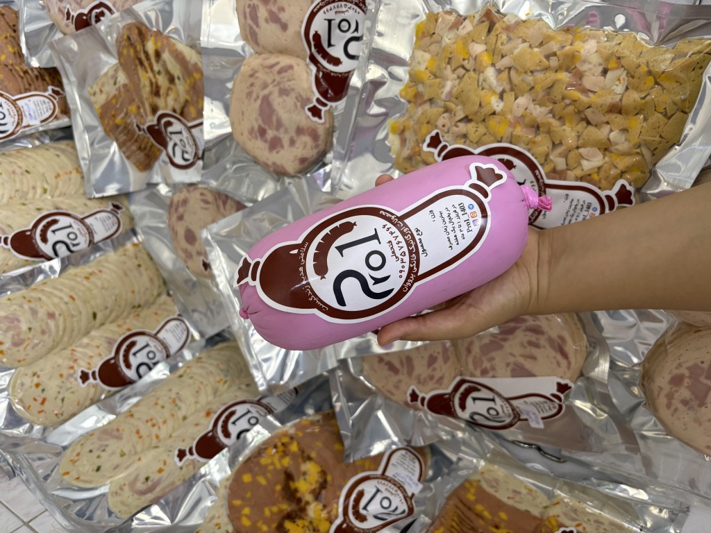 سوسیس آلمانی خانگی بدون نگهدارنده باگوشت گرم وتازه - تصویر 2