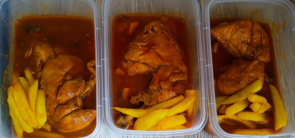 زرشک پلو زعفرانی بدون پلو با سینه مرغ زعفرانی و سیب زمینی زعفرانی مجلسی خاص  - تصویر 1