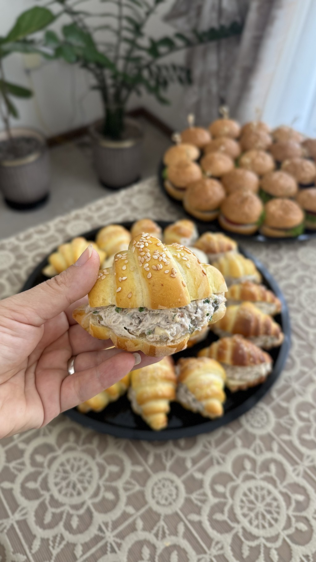 کروسان مرغ و گردو