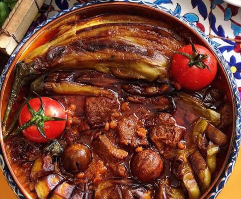 پلوزعفرانی با خورشت بادمجان مجلسی اقتصادی  - تصویر 1