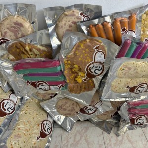 سوسیس آلمانی خانگی بدون نگهدارنده باگوشت گرم وتازه - تصویر 3