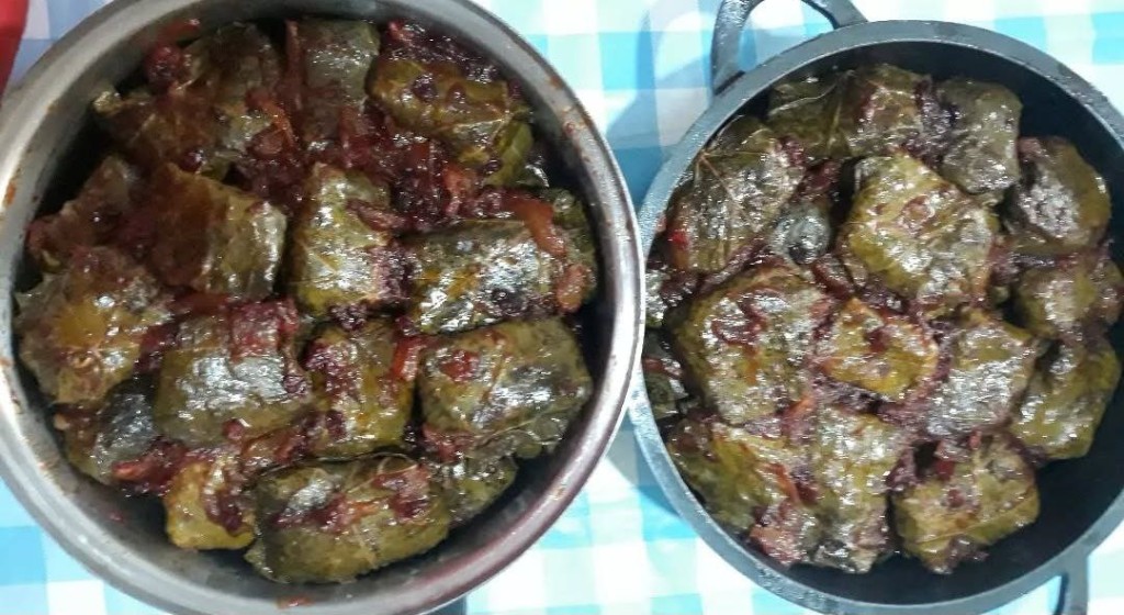 دلمه برگ مو با سس زرشک  هر نیم کیلو