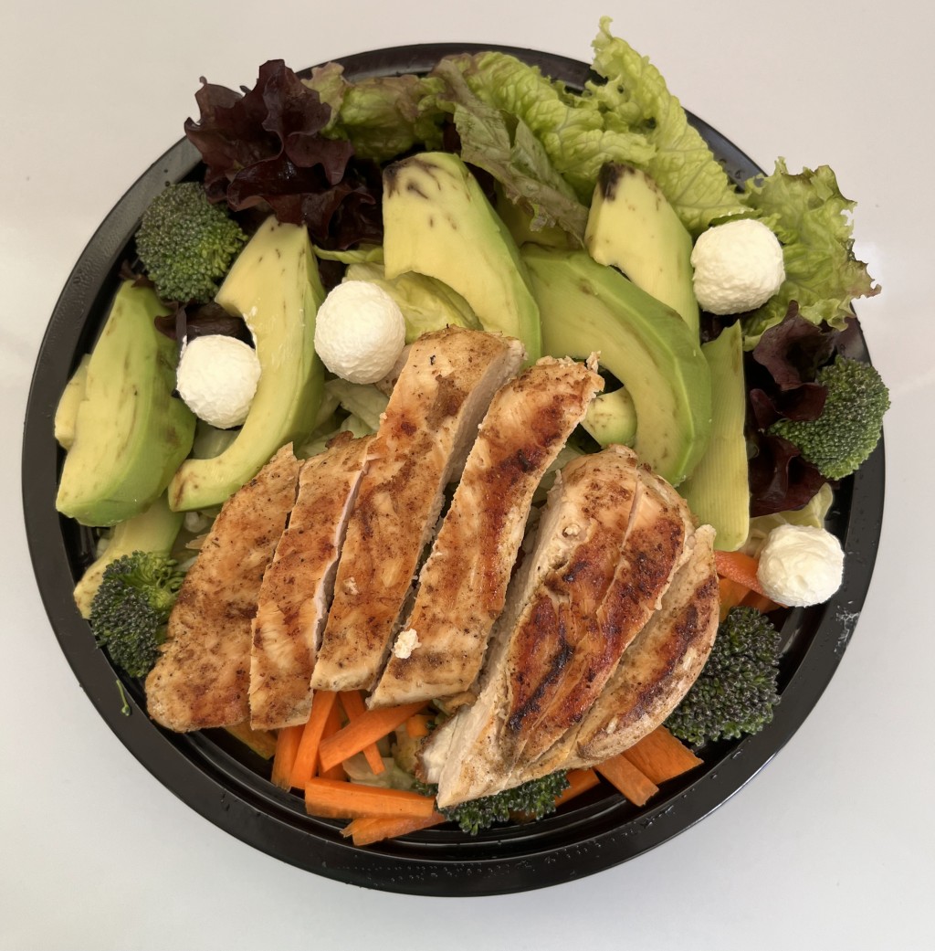 سالاد چیکن آووکادو و سس مخصوص