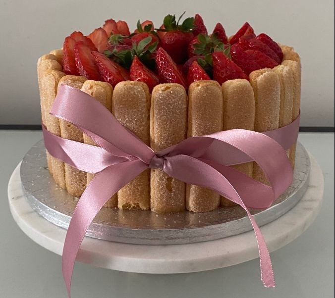 کیک شارلوت توت فرنگی