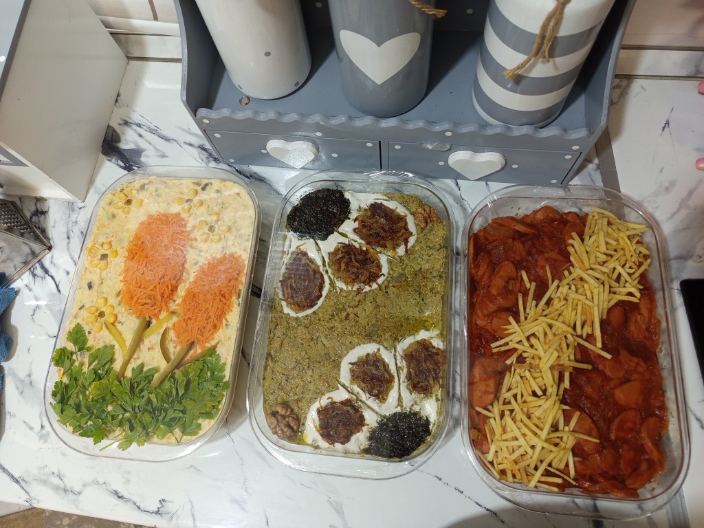 کشک بادمجان و سالاد الویه و بندری