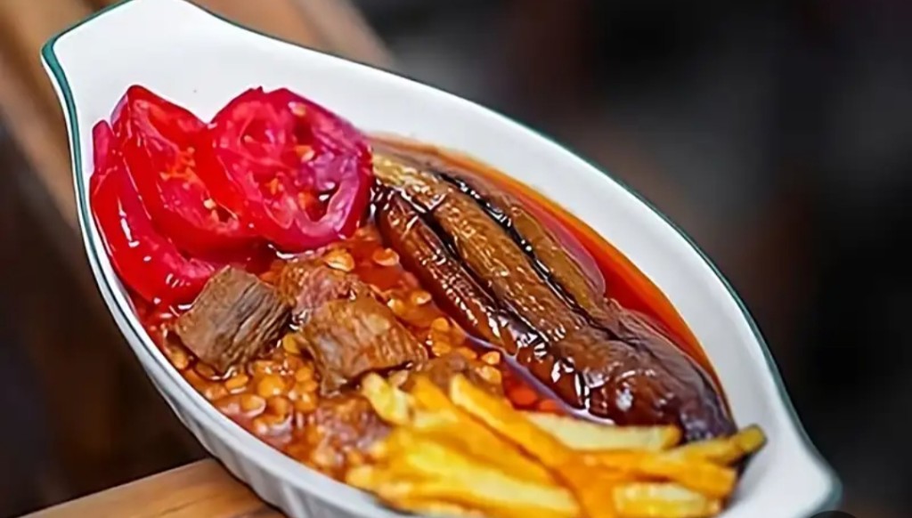 پلو زعفرانی با خورشت بادمجان با گوشت تکه ای مجلسی و خاص  - تصویر 1